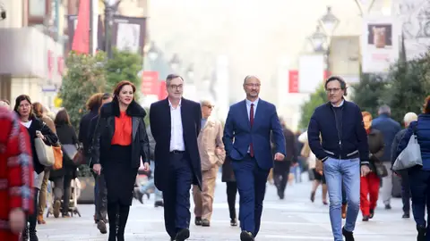 El secretario general de Ciudadanos, José Manuel Villegas, acompañado por Silvia Clemente, Luis Fuentes y Miguel Ángel Gonzalez, caminan por la calle Santiago hacia la sede de Ciudadanos El secretario general de Ciudadanos, José Manuel Villegas, acompañado por Silvia Clemente, Luis Fuentes y Miguel Ángel Gonzalez, caminan por la calle Santiago hacia la sede de Ciudadanos