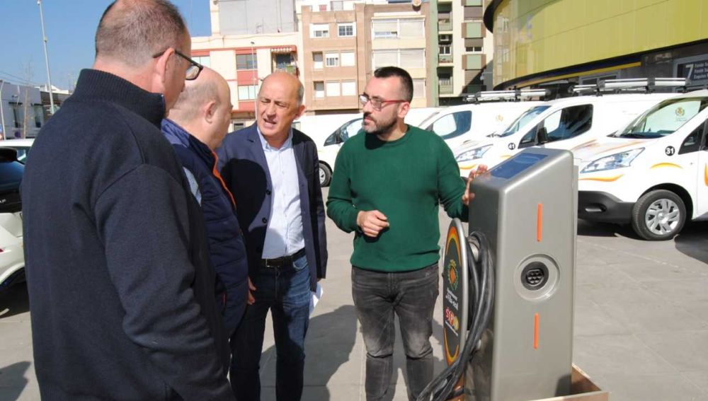 L´alcalde José Benlloch i el regidor de Serveis Públics Paco Valverde durant la presentació de la flota de vehicles elèctrics. 