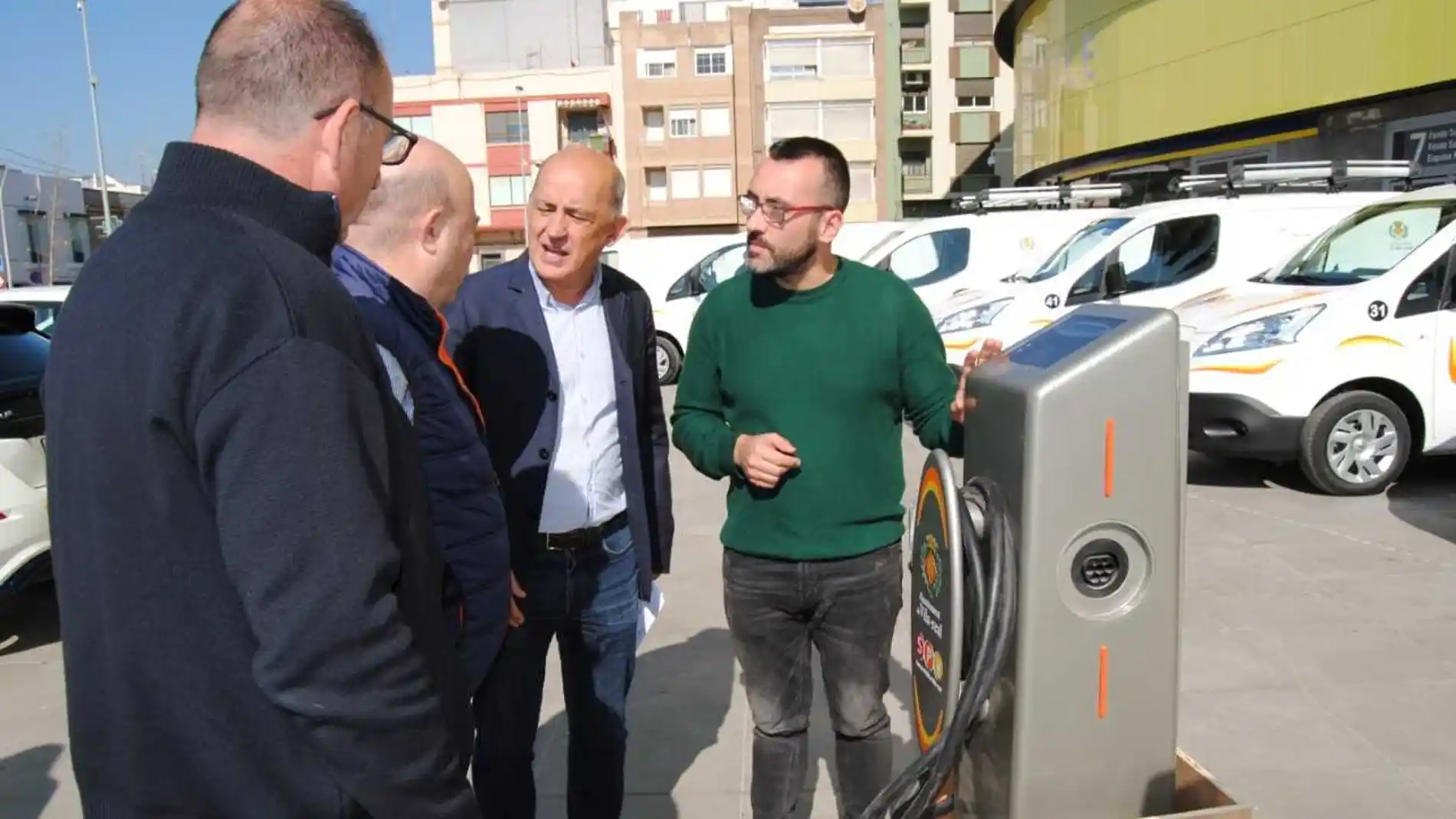 L´alcalde José Benlloch i el regidor de Serveis Públics Paco Valverde durant la presentació de la flota de vehicles elèctrics. 