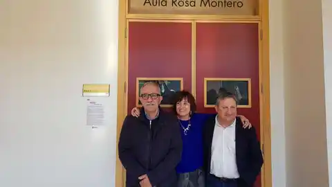 Rosa Montero junto a dos profesores de la UMH en el acceso al aula que da nombre desde este martes Rosa Montero junto a dos profesores de la UMH en el acceso al aula que da nombre desde este martes