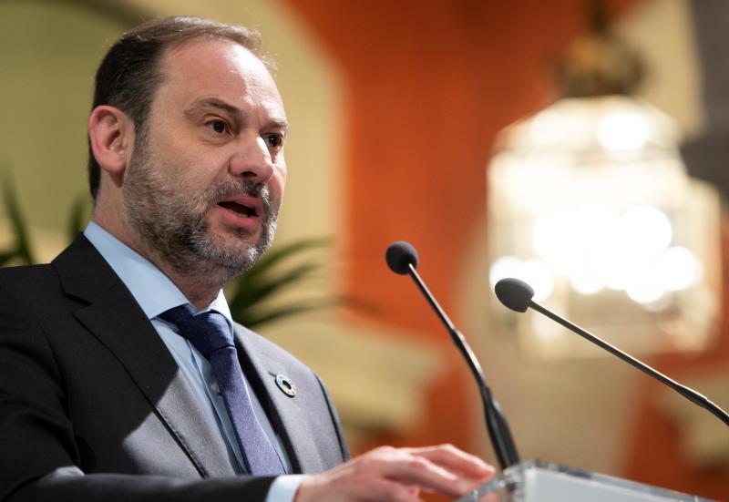 Ábalos descarta que se pretenda alejar a Borrell: "Es una apuesta muy fuerte por el proyecto europeo" Ábalos descarta que se pretenda alejar a Borrell: "Es una apuesta muy fuerte por el proyecto europeo"