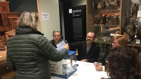 Una funcionaria del Ayuntamiento de Elche ejerciendo su derecho al voto en las elecciones sindicales Una funcionaria del Ayuntamiento de Elche ejerciendo su derecho al voto en las elecciones sindicales