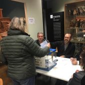 Una funcionaria del Ayuntamiento de Elche ejerciendo su derecho al voto en las elecciones sindicales