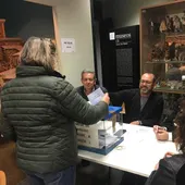 Una funcionaria del Ayuntamiento de Elche ejerciendo su derecho al voto en las elecciones sindicales Una funcionaria del Ayuntamiento de Elche ejerciendo su derecho al voto en las elecciones sindicales