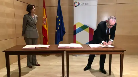 Jesus Vazquez asina o protocolo para participar na " Red de Destinos Turísticos Inteligentes" Jesus Vazquez asina o protocolo para participar na " Red de Destinos Turísticos Inteligentes"