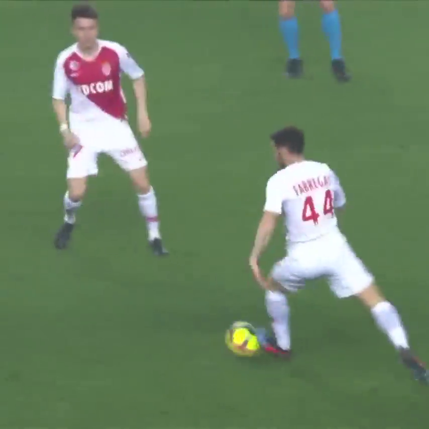 El pase pisada viral que Cesc Fábregas ha 'inventado' con el Mónaco El pase pisada viral que Cesc Fábregas ha 'inventado' con el Mónaco