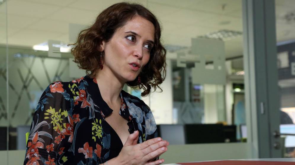 Ayuso compara la petición de pena de Cifuentes con la de la asesina de Gabriel confundiendo a la fiscalía con la defensa Ayuso compara la petición de pena de Cifuentes con la de la asesina de Gabriel confundiendo a la fiscalía con la defensa