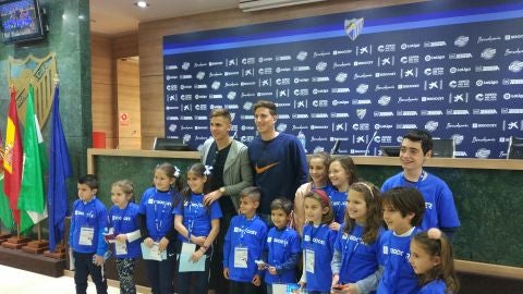 Iv&aacute;n Alejo y Pau Torres, jugadores del M&aacute;laga CF, con los pequeperiodistas