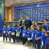 Iván Alejo y Pau Torres, jugadores del Málaga CF, con los pequeperiodistas