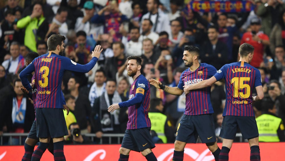 Luis Suárez celebra su gol con el Barcelona