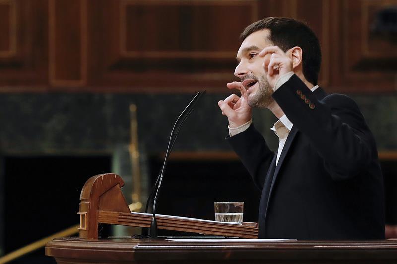 Podemos reprocha a Sánchez que se deje "arrastrar" por la derecha de Colón Podemos reprocha a Sánchez que se deje "arrastrar" por la derecha de Colón