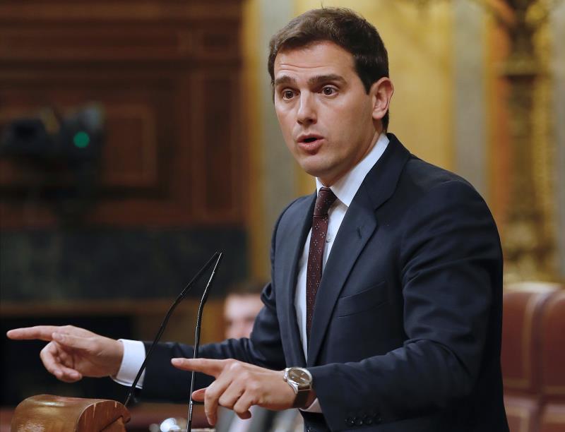 Rivera carga contra Sánchez y le acusa de suprimir derechos para contentar a los independentistas Rivera carga contra Sánchez y le acusa de suprimir derechos para contentar a los independentistas