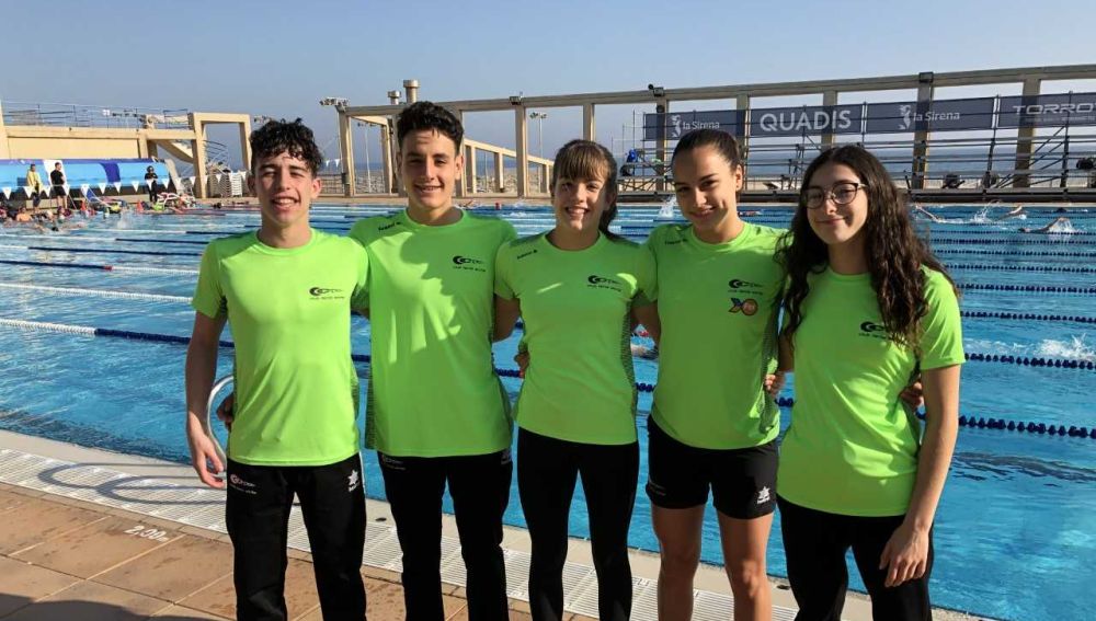 Los cinco nadadores que representaron al CN Tenis Elche en el Nacional de Mataró.