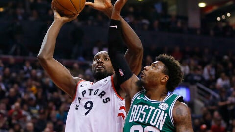 Ibaka intenta tirar ante la defensa de Marcus Smart