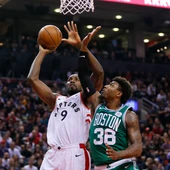 Ibaka intenta tirar ante la defensa de Marcus Smart Ibaka intenta tirar ante la defensa de Marcus Smart