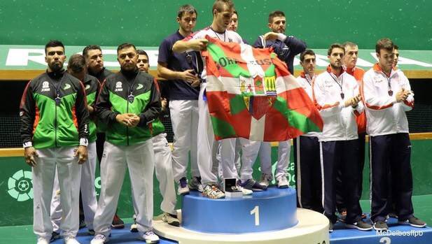 Sancionan un año a un pelotari por mostrar la ikurriña en el podio del Mundial Sancionan un año a un pelotari por mostrar la ikurriña en el podio del Mundial