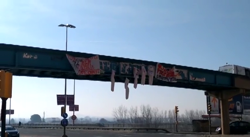 Cuelgan cinco muñecos con las caras de los líderes de PP, PSC, Ciudadanos, Podemos y Vox en el puente de los Instituts de Lleida Cuelgan cinco muñecos con las caras de los líderes de PP, PSC, Ciudadanos, Podemos y Vox en el puente de los Instituts de Lleida