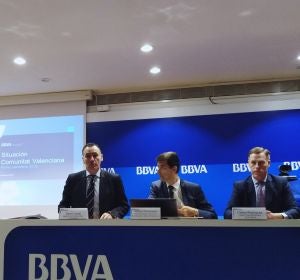 Responsables de BBVA han presentado el informe en su sede de València. Responsables de BBVA han presentado el informe en su sede de València.