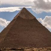 La Gran Pirámide de Guiza se encuentra a unos veinte kilómetros de El Cairo
