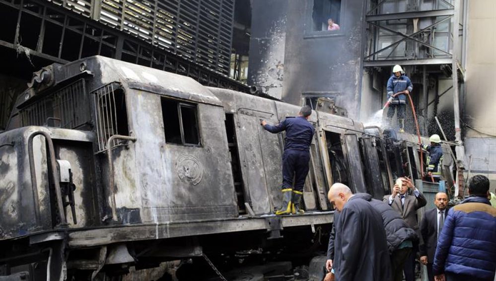 Tren incendiado en la estación de El Cairo (Egipto)