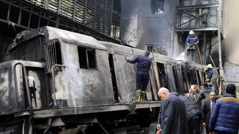 Tren incendiado en la estaci&oacute;n de El Cairo (Egipto)