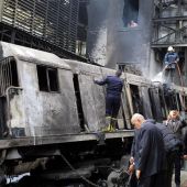 Tren incendiado en la estación de El Cairo (Egipto)