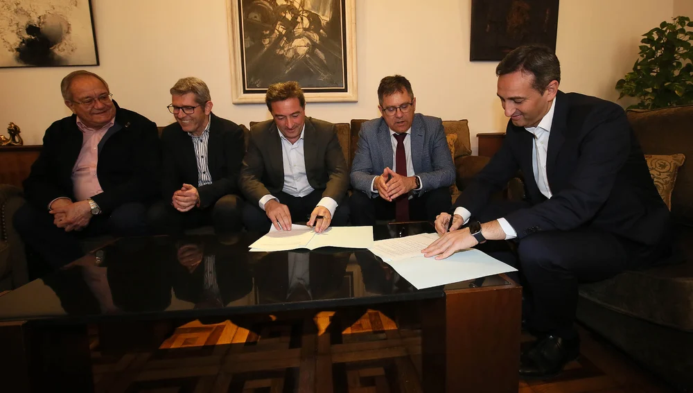 César Sánchez, presidente de la Diputación de Alicante, en la firma del convenio de colaboración que favorecerá a clubes de fútbol masculinos y femeninos de la provincia de Alicante.