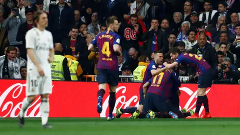 El Barça celebra el gol de Luis Suárez El Barça celebra el gol de Luis Suárez