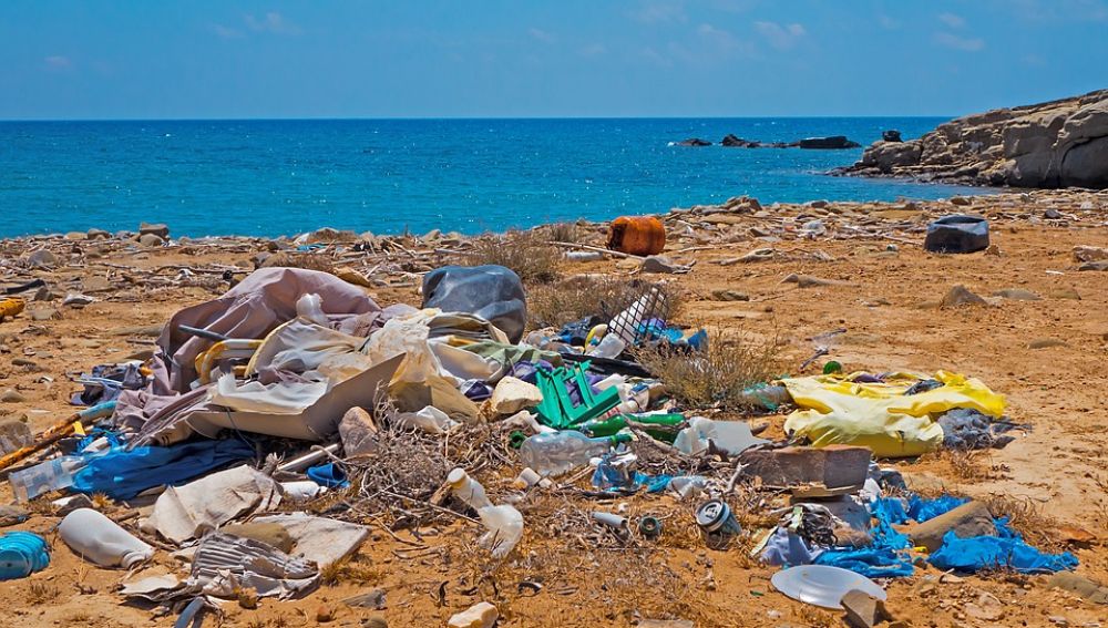 Imagen de archivo de residuos en una playa