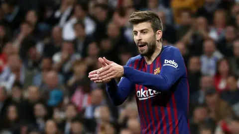Gerard Piqué protesta una acción durante el Clásico Gerard Piqué protesta una acción durante el Clásico