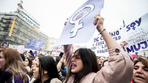 Un grupo de mujeres durante una concentraci&oacute;n por el 8M en la Puerta del Sol