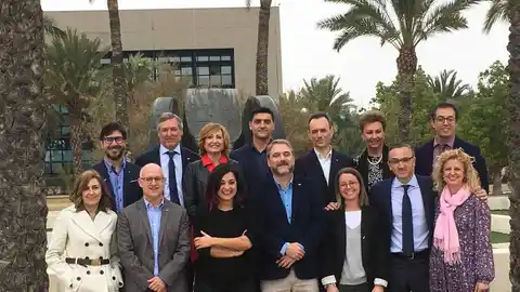 Juan José Ruiz, candidato a rector de la UMH, con los integrantes de su candidatura Juan José Ruiz, candidato a rector de la UMH, con los integrantes de su candidatura