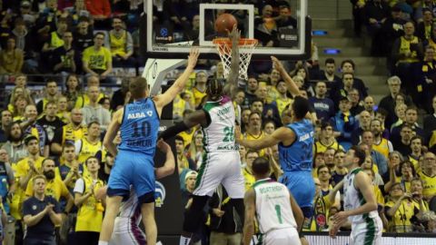 Lessort, de Unicaja, en el partido frente al Alba Berl&iacute;n