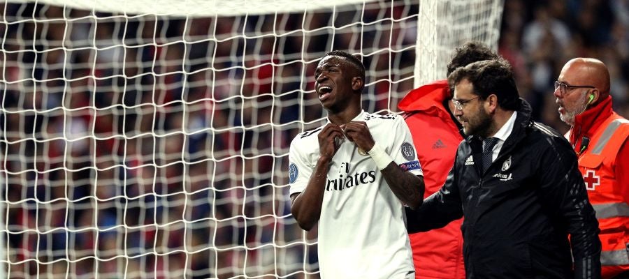 Vinicius se retira llorando del campo en el duelo ante el Ajax Vinicius se retira llorando del campo en el duelo ante el Ajax