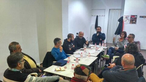 Integrantes de Elige Torrellano y Decide El Altet en una reuni&oacute;n