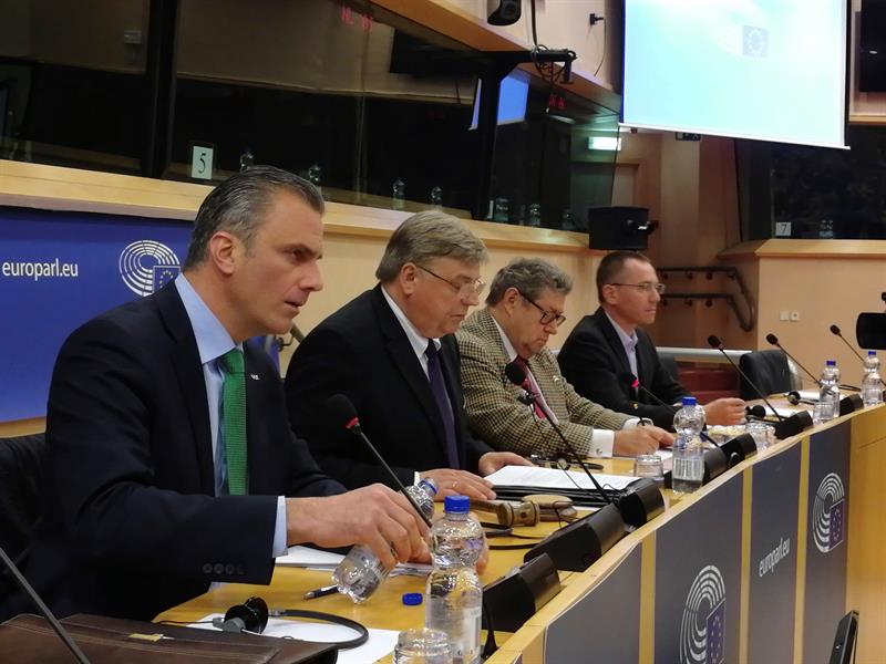 Tenso rifirrafe entre un independentista flamenco y Ortega Smith en la Eurocámara: "Vayan con el traidor Puigdemont" Tenso rifirrafe entre un independentista flamenco y Ortega Smith en la Eurocámara: "Vayan con el traidor Puigdemont"