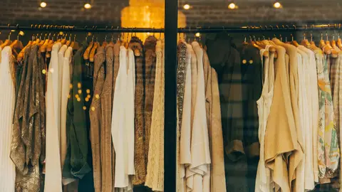 Ropa en un escaparate Ropa en un escaparate