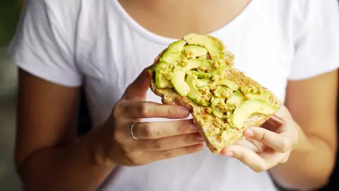 Tostada de pan con aguacata Tostada de pan con aguacata