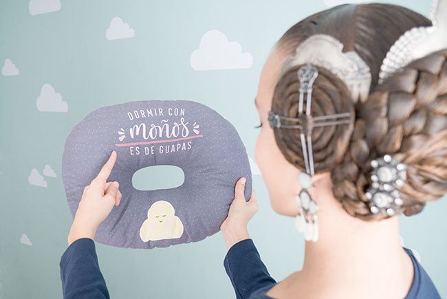 Mesa de redacción: Inventan un cojín para dormir con moños de fallera Mesa de redacción: Inventan un cojín para dormir con moños de fallera