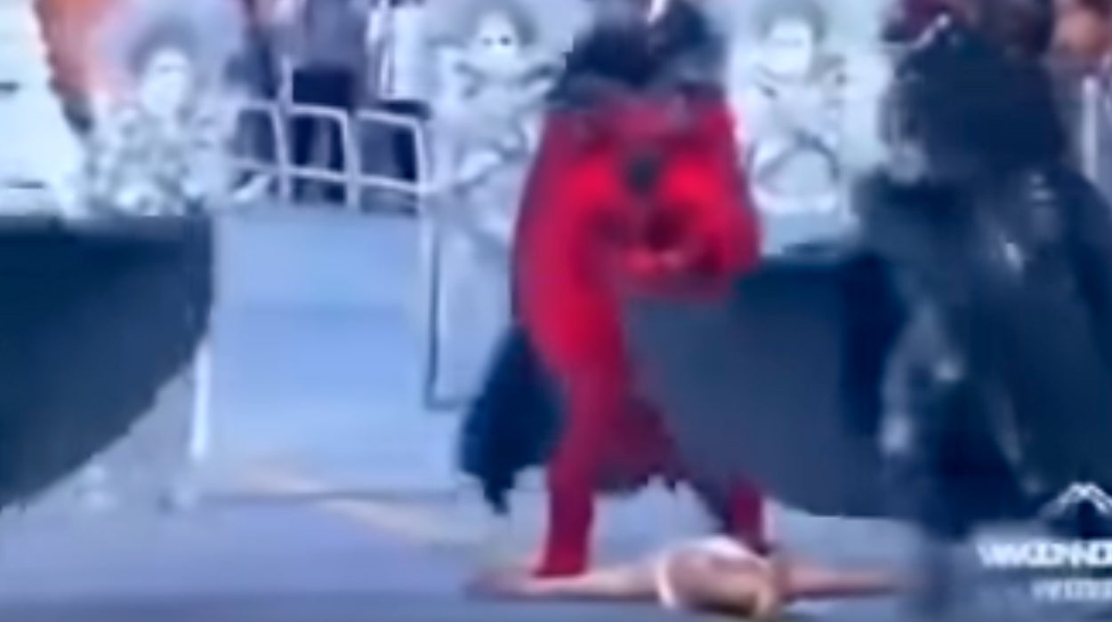 Polémica en Brasil tras escenificar en el Carnaval la pelea entre Jesús y Satanás, con la victoria del demonio Polémica en Brasil tras escenificar en el Carnaval la pelea entre Jesús y Satanás, con la victoria del demonio