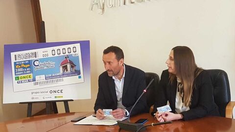 La directora provincial de la ONCE y el alcalde de Elche en la presentaci&oacute;n del cup&oacute;n
