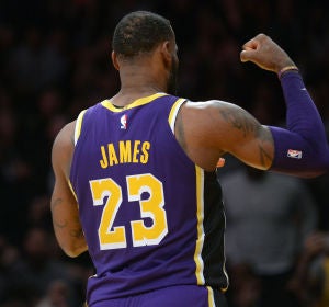 LeBron James celebra una canasta ante los Nuggets LeBron James celebra una canasta ante los Nuggets