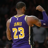 LeBron James celebra una canasta ante los Nuggets LeBron James celebra una canasta ante los Nuggets