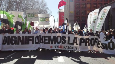M&eacute;dicos frente al Ministerio de Sanidad