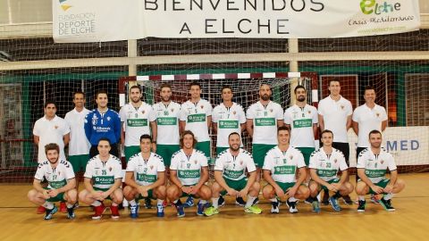 Plantilla del Club Balonmano Elche Vulcanizados Alberola, con Rafa Sabido como t&eacute;cnico.