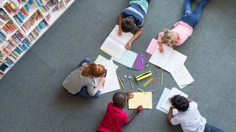 Ni&ntilde;os en la escuela