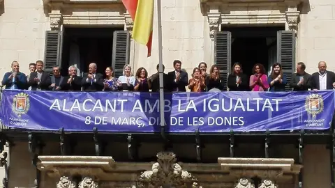 Pancarta desplegada en Alicante Balcón del Ayuntamiento