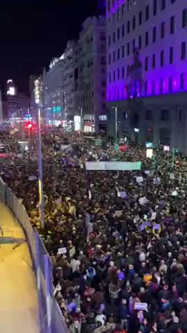 Miles de personas toman las calles en Madrid en la huelga del 8 de marzo Miles de personas toman las calles en Madrid en la huelga del 8 de marzo
