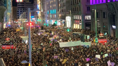 Miles de personas en la Gran V&iacute;a de Madrid en la manifestaci&oacute;n del 8M