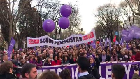 Bego&ntilde;a G&oacute;mez, la mujer de Pedro S&aacute;nchez, en la cabecera de la manifestaci&oacute;n del 8 de marzo